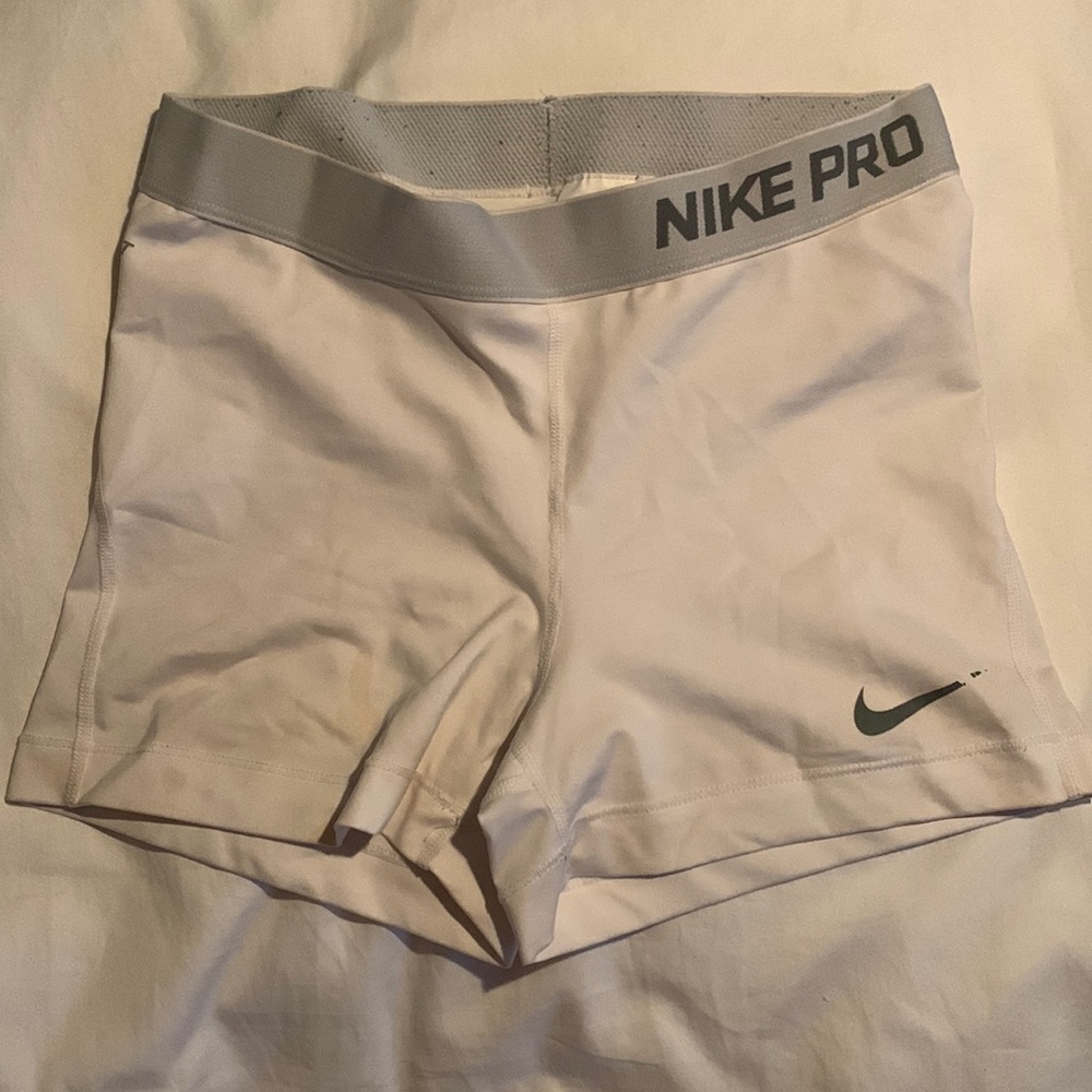 Nike pro medium shorts